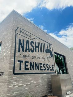 there is a sign on the side of this building that says nashville music city usa