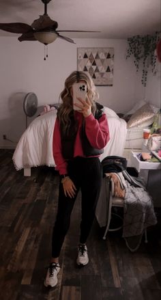 Athletic Winter Outfits Cold Weather, Comfort Outfits Lazy Days, Cute Lazy Winter Outfits, Greys Anatomy Outfit Ideas, Winter Outfits Athletic, Cute But Comfy Outfits Winter, Cute Comfy Outfits For Winter Leggings, Cute Outfits Ideas For School, T Shirt Leggings Outfit