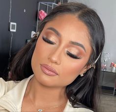 Bridal Makeup Bronze Smokey Eye, Maternity Pictures Makeup Ideas, Maternity Photo Shoot Makeup Ideas, Maternity Shoot Makeup Ideas, Makeup For Maternity Pictures, Maternity Makeup Ideas, Maternity Photoshoot Makeup, Baby Shower Makeup Ideas, Maternity Shoot Makeup