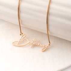 Passen Sie diese elegante Halskette mit Ihrem Namen an oder personalisieren Sie sie, um das perfekte Geschenk für den besonderen Menschen in Ihrem Leben zu machen. Kommt an einer zarten Kastenkette! Customized Rose Gold Name Necklace For Her, Customized Minimalist Rose Gold Name Necklace, Customized Rose Gold Minimalist Name Necklace, Personalized Modern Name Necklace For Anniversary, Minimalist Rose Gold Name Necklace As Gift For Her, Custom Name Rose Gold Necklace As Gift For Her, Elegant Customizable Name Necklace As Gift For Her, Elegant Customizable Name Necklace Gift For Her, Minimalist Rose Gold Name Necklace As Personalized Gift