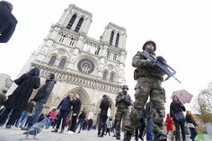 O #turismo em #Paris, uma das cidades mais visitadas do mundo, começa a dar os primeiros sinais de recuperação após os atentados terroristas do último dia 13. Foto: Yves Herman/Reuters. Baghdad, Paris Hat, Paris Pictures, Paris Street, Leaning Tower Of Pisa, Ny Times, The New York Times, Notre Dame