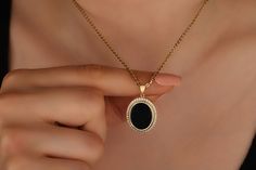 Luxury Onyx Necklace With Polished Finish, Luxury Timeless Onyx Jewelry, Formal Oval Necklace With Black Enamel, Formal Oval Black Enamel Necklace, Elegant Black Oval Pendant Jewelry, Black Enamel Oval Necklace As Gift, Black Enamel Oval Necklace For Gift, Black Oval Jewelry For Party, Elegant Black Oval Pendant Necklace