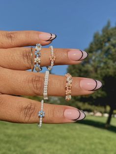 A 4 Piece Ring Set includes:   1. A blue or pink flower ring                                                                           2. Gold wire ring (non-tarnish)                                                                           3. (Blue or Pink) single flower ring                                                                           4. And a pearl white beaded Midi ring (size 4) Or you can purchase flower rings individually. (Does not include gold wire rings or midi rings These Glass Seed Bead Rings, Seed Bead Ring Patterns, Beads Ring Ideas, Flower Ring Beads, Bead Rings Tutorial, Bead Ring Ideas, Beaded Rings Patterns, Diy Flower Ring, Beaded Rings Tutorials