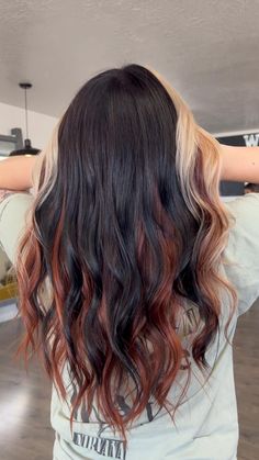 Color Contrast: Striking Two-Tone Hairstyle Ideas for Dramatic Effect Calico Hair, Witchy Fall, Color Block Hair, Two Tone Hair, Rambut Brunette, Brunette Hair With Highlights, Ginger Hair Color, Extensions Hair