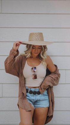 https://www.instagram.com/p/CTphJ32L0xH/?utm_medium=copy_link Chinchorreo Outfit, Western Hat Outfit Summer, Mountain Town Summer Outfit, Going Out Jean Shorts Outfit, Red River Outfits Women, Subtle Country Concert Outfit, Small Town Rodeo Outfit, Arizona Fashion Summer, Spring Outfits For Cool Weather