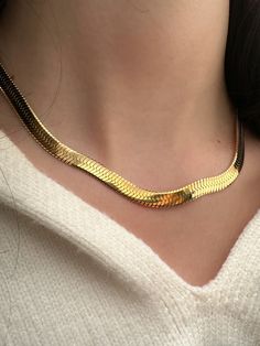 Available in both gold and silver, our Bold Herringbone Chain is our new favorite layering piece. A slightly more bold aesthetic for those who don't want to fade into the background, this chain will catch the light and elevate every single one of your looks. ........................... NECKLACE SIZE & MATERIAL❋ 17.5" chain❋ .6" width❋ 14k gold plated stainless steel or solid stainless steel❋ nickel free Gold Herringbone Chain, Back Necklace, Delicate Earrings, Gold Jewelry Fashion, Earrings Collection, Chain Earrings, Brass Chain, Jewelry Business, Necklace Sizes