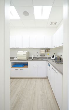 Dentist Office Design Interiors, Orthodontic Office Design, Dentistry Design, Dental Design Interior, Work Office Design, Dentist Office Design, Medical Furniture, Gray Counter