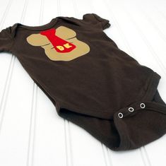 This adorable Donkey Kong inspired bodysuit is made of a soft, borwn, 100% cotton in the size of your choice. The donkey Kong chest and tie are cut of cotton fabric, ironed on, and then sewn around the edges for durability. The bodysuit has a satin heart on the rear end. Bottoms up!These are Rabbit Skins brand bodysuits. Newborn 5 – 10 lbs6 Months 11–14 lbs12 Months 15–20 lbs18 Months 21–24 lbsGreat baby shower gift or to take along to meet that new little one! Great Halloween Costumes, The Donkey, Halloween 2024, Donkey Kong, Second Baby, Baby Costumes, Halloween Cosplay, Etsy Baby, Baby Shower Gift