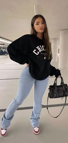 Casual Dunks Outfit Women, Tube Top Winter Outfit, Black Long Sleeve Outfit Casual, Chicago Lost And Found Outfit, Dark Wash Jeans Outfit Aesthetic, Outfits Con Jeans Y Tenis, Sporty Outfits Jeans, Women's Style Tips, Outfits Con Jeans