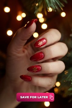 A deep, glossy crimson base serves as the backdrop for dainty golden snowflakes, adding a regal touch to this holiday manicure. The gold and red combination brings to mind classic holiday decor, adding a nostalgic charm that’s perfect for any festive gathering. If you’re a fan of warm tones, this design will feel like Christmas magic on your fingertips. Red Combination, Classic Holiday Decor