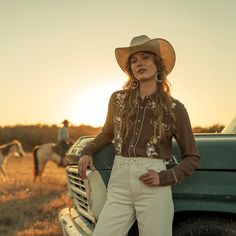 Western Theme Womens Outfit, Modern Western Clothing, Pearl Snap Shirts Women Outfit Western, Western Suits Women, Women’s Western Wear, Cowboy Werewolf, Western Shirt Outfit, Formal Cowgirl Outfits, 80s Western Fashion