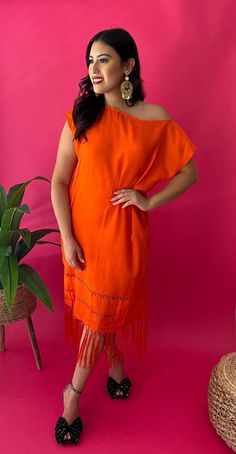 Rebozo dress, elegant and ideal for these Mexican parties. Summer Evening Dress With One Shoulder, Elegant One-shoulder Beach Midi Dress, Elegant One-shoulder Midi Dress For Vacation, Summer Party Midi Dress, Chic Orange One-shoulder Maxi Dress, Summer Midi Dress For Evening, Summer Style Midi Dress For Evening, One-shoulder Midi Beach Dress, Casual Sheath Maxi Dress For Party