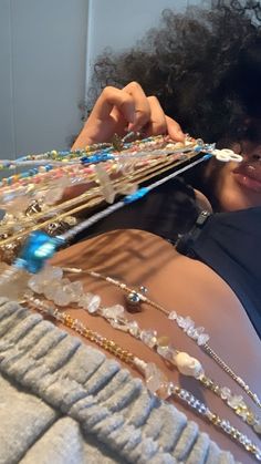 Waist Necklace Aesthetic, Waist Beads And Bracelets, How To Make A Belly Chain, Crystals Necklace Aesthetic, Cute Waist Beads, Waist Bead Outfit, Waist Bands Jewellery, Waistbeads Aesthetics, Waist Beads Black Women