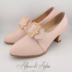 TRIANON shoes are perfect for representing the romanticism and history of the 18th century. Whether you're inspired by Outlander or Madame de Pompadour's Versailles, these shoes are a great choice for your outfit. ** For people with a foot that is rather wide at the toes, prefer the larger size. These shoes are quite narrow in the toe US SIZE = 35EU/4US - 36EU/5US - 37EU/6US - 38EU/7US - 39EU/8US - 40EU/9US - 41EU/10US - 42EU/11US Aerion Targaryen, Regency Shoes, 18th Century Shoes, Century Shoes, Rose Shoes, 18th Century Fashion, Womens Wedding Shoes, Pompadour, Pink Shoes