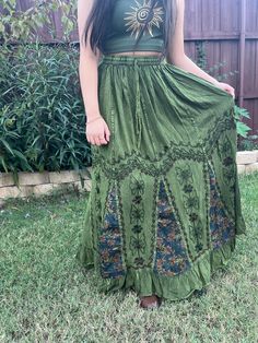 Introducing our Pari Vintage Vibe Green Embroidery Maxi Skirt, perfect for embracing those boho hippie vibes! This stunning skirt features a pleated border that adds a touch of elegance, while the maxi length offers a chic and comfortable fit. Crafted with fairycore fashion in mind, this skirt is ideal for creating enchanting cottage-core looks. Whether you're strolling along sandy shores or exploring hideaways, this skirt will ensure you're dressed to impress. Its flowing silhouette captures the essence of fairycore aesthetics, evoking a sense of whimsy and magic.  Designed for the boho fashionista in you, it is versatile and easy to style. Pair it with a cropped top and woven sandals for a carefree bohemian look, or opt for a lace blouse and floppy hat for a more sophisticated beach ense Maxi Skirt Aesthetic, Aesthetic Whimsical, Vibe Green, Fairy Vibe, Fairycore Fashion, Hippie Rock, Cottage Core Fairy, Skirt Aesthetic, Bauchfreies Top