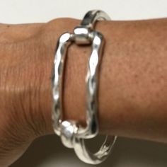 Stunning Silver Tone Bangle Bracelet With Clasp Closure Handmade Silver Link Bracelets, Handmade Copper Bracelet, Hammered Bracelet, Hook Bracelet, Silver Link Bracelet, Diy Jewelry Inspiration, Clasp Bracelet, Copper Bracelet, Metal Work