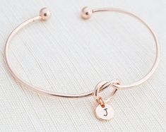 Regalo personalizado para su regalo de dama de honor nudo | Etsy Personalized Bracelets For Bridesmaid Gift On Valentine's Day, Adjustable Rose Gold Bracelets For Best Friend Gift, Adjustable Rose Gold Bracelets As Best Friend Gift, Adjustable Rose Gold Bracelet For Best Friend, Minimalist Name Bracelet For Bridesmaid Gift, Elegant Bangle Bracelet For Best Friend Gift, Adjustable Jewelry For Bridesmaid Gift, Dainty Adjustable Name Bracelet For Bridesmaid Gift, Elegant Adjustable Name Bracelet For Best Friend