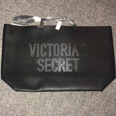 Victoria Secret Bag (Brand New) Trendy Victoria's Secret Large Capacity Shoulder Bag, Trendy Large Capacity Victoria's Secret Shoulder Bag, Trendy Large Capacity Victoria's Secret Bag, Trendy Large Capacity Shoulder Bag From Victoria's Secret, Trendy Victoria's Secret Bags For Daily Use, Victoria's Secret Black Pouch Bag, Trendy Victoria's Secret Travel Bags, Victoria's Secret Large Capacity Shopping Bag, Trendy Victoria's Secret Shoulder Bag With Removable Pouch