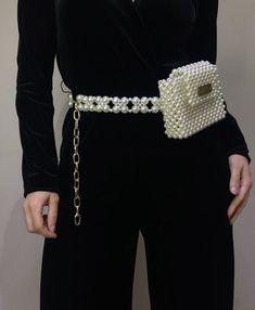 Beaded Bag Outfit, Beads Bags Handmade, Pearl Beaded Bag, Pearl Bags, Pearl Handbag, Beads Clothes, قلادات متدلية, Crossbody Bag Designer, Beads Bag