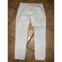 Frame Le Garcon Jeans In Rumpled Blanc Rips Size 28 Nwt Inseam Approx 28 Inches Black Boyfriend Jeans, Gold Jeans, Black Boyfriend, Cropped Boyfriend Jeans, Frame Denim Jeans, Denim Pocket, Distressed Boyfriend Jeans, Cropped Flare Jeans, Size 28 Jeans