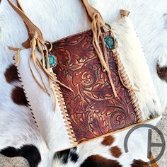 Hides vary on the front of the bag. Western Handbags And Purses, Purse Inspiration, Concealed Carry Handbags, Western Fits, Western Handbags, Deer Hide, Western Vibes, Work Handbag, Cowhide Bag