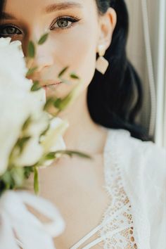 Stunning Wedding Rings, Wedding Photo Editing, Elegant Bride And Groom, Bride Photos Poses, Wedding Portrait Poses, Bridal Photography Poses, Editing Lightroom, Bride Pictures, Bride Photoshoot