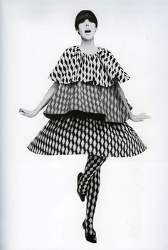 Peggy Moffit in a Rudy Gernreich outfit.  Peggy Moffit’s signature style, included false eyelashes and heavy eye makeup, drawing on Japanese Kabuki theater. Her hairstyle, an asymmetrical bowl cut, created by Vidal Sassoon, became known as the “five point”. Her unique look became an icon of the 1960s fashion scene. Style Année 60