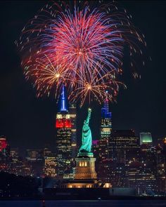 new york , independence day , America, nyc New York Fireworks, 4th Of July Nyc, New York Winter Fashion, New Year's Drawings, New York Christmas Aesthetic, New York Party, Usa Party, New York City Aesthetic, New York City Vacation