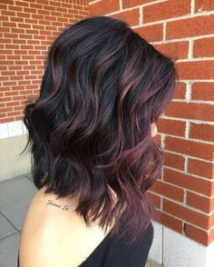 Hairstyles Vacation, Pelo Color Vino, Dark Red Hair, Red Highlights, Hair Color Ideas For Brunettes, Hair Color And Cut, Trendy Hair, Hair Color Balayage, Cool Hair Color