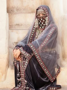 Arab Outfit, Yemeni Clothes, Arabic Clothing, Art Deco Hair, Wolf Photography, Niqab Fashion, Traditional Wedding Dresses, Arab Women, Arab Fashion