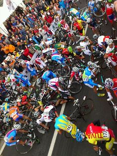 a large group of bicyclists are lined up in the street for a race