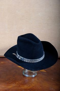 A Bailey Hand creased Black Cowboy Hat size 7 3/8 Made for the Professional Rodeo Cowboy Association. In very Good Vintage Shape probably from the 1970s It does not say what it is made of but it is not cheap wool. Feels like a fur felt-but there is nothing saying one way or the other. Handmade Rattlesnake Hatband. Genuine Western Diamondback. It is about 7/8th of an inch wide and 24 inches long though it is adjustable either way about another 2 inches. It has a 10 button Rattle. The band is easi Vintage Black Top Hat For Western-themed Events, Vintage High Crown Top Hat For Rodeo, Vintage Felt Hat With Curved Brim For Rodeo, Vintage Flat Brim Top Hat For Rodeo, Vintage Black Felt Hat For Rodeo, Vintage Top Hat With Curved Brim For Western-themed Events, Vintage Black Hat Bands For Country Events, Vintage Wide Brim Top Hat For Rodeo, Vintage Flat Brim Hats For Rodeo