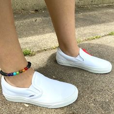 JOURNEYS | Vans Slip On White -- photo credit: @throughlexlens What To Wear With Vans, Vans Skate, Vans Warped Tour, Classic Vans, Skate Style, Vans Slip On, Sports Footwear, Snowboard Boots, Unisex Shoes