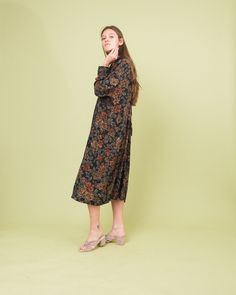 [she realized what she was capable of once she let go of the idea of herself]Vintage floral oversized dress•Button-up •Long sleeves•Cuff buttons•Waist tie in the back•Peter pan collar•Oversized fitLABEL: All That JazzCONDITION: Vintage / Excellent (last button is missing)SIZE: oversized S/M/LModel is 5'10'' and a size S. Please make sure to double check your measurements with the ones listed in the tab below. Oversized Floral Print Dress For Daywear, Casual Long Sleeve Vintage Dress, Floral Print Shirt Dress For Workwear In Fall, Floral Print Shirt Dress For Fall Workwear, Fall Floral Print Midi Shirt Dress, Fall Floral Print Shirt Dress For Workwear, Long Sleeve Floral Print Shirt Dress For Fall, Vintage Long Sleeve Midi Dress For Dress Down, Vintage Long Sleeve Shirt Dress For Fall