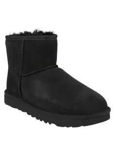 Classic Mini II boot in reverse sheepskin and suede BY UGG. Lightweight sole; rear tie rod; overlock stitching; Treadlite sole by UGG ; nylon edge. Shaft height: 14 cm Classic Mini Ii Boot, Ugg Shoes Women, Ugg Classic Mini Ii, Moschino Bag, Black Uggs, Ugg Classic Mini, Sheepskin Boots, Ugg Classic, Valentino Bags