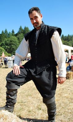 renaissance doublet - Google Search Oratio Mens Renisance Fair Outfit, Male Ren Faire Costume, Ren Faire Outfits Men, Mens Ren Faire Outfit, Medieval Clothing Men, Medieval Outfit, Renn Faire, Ren Faire Outfits, Ren Faire Costume