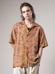 Composition: 100% silk
Size: L
Model: 1.89 m
Made in Japan
From Chihei Collection, traditional treasures pattern Hawaiian shirt. Silk Shirt With Floral Print And Spread Collar, Festive Floral Print Silk Tops, Silk Short Sleeve Printed Shirt, Traditional Patterned Summer Shirt, Traditional Summer Patterned Shirt, Traditional Summer Shirt With Pattern, Traditional Patterned Shirt For Summer, Traditional Silk Top With Floral Print, Traditional Printed Shirt For Festivals