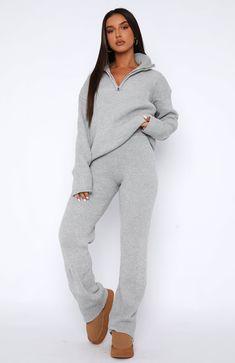 Sweatsuit With Uggs, Grey Set Outfit, Comfy Sets Women, 2 Piece Lounge Set Outfit, Matching Lounge Set Outfit, Comfy Lounge Outfits, Matching Set Outfit Sweats, Fall Lounge Outfits, White Winter Outfits