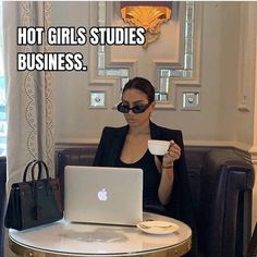 Accountant Woman Aesthetic, Business Finance Student Aesthetic, Accounting Student Vision Board, Business Girly Aesthetic, Women In Economics Aesthetic, Business And Finance Aesthetic, Studying Marketing Aesthetic, Accounting And Finance Student Aesthetic, Marketing School Aesthetic