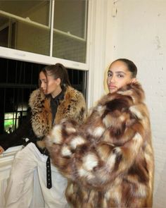 Style gone wild and invade women's wardrobes while exuding an untamed beauty. Winter Fits, Fur Coats, Models Off Duty, Fur Fashion, Photo Styling, New Yorker, Photo Dump, Aesthetic Girl