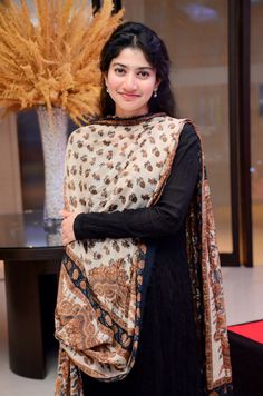 Sai Pallavi Saree Pics, Kriti Suresh, Frock Designs For Women, Sai Pallavi Hd Images, Devi Images, Design Kurti, Humanity Quotes, Saree Wearing Styles, Sai Pallavi