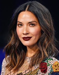 MTV VMAs 2017 Best Beauty Looks - Olivia Munn's dark lipstick Hair Cuts Edgy, Makeup Dark Lipstick, Best Hair Cuts, Balayage Straight Hair, Makeup Dark, Edgy Haircuts, Dark Lipstick, Stylish Hair