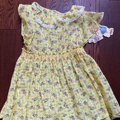 Size 130/64 Retro Spring Playtime Dresses, Playful Yellow Short Sleeve Dress, Yellow Short Sleeve Dress For Playdate, Playful Yellow Dress For Playwear, Fitted Yellow Dress For Playtime, Casual Yellow Playwear Dresses, Casual Yellow Dresses For Playwear, Yellow Dress For Spring Playtime, Yellow Spring Dress For Play