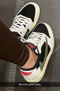 Pretty Sneakers, Girl Sneakers, Going Out Outfit, Trendy Shoes Sneakers, Pretty Shoes Sneakers, Kicks Shoes, Streetwear Shoes, Shoes Sneakers Jordans