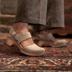 Lucia is the heeled, closed-toe clog that makes the transition into fall adjustable and adorable. Dansko Shoes Outfits, Dansko Clogs Outfit Fall, Closed Toe Work Shoes, Clogs With Dress, Women’s Clogs, Clogs Fall Outfit, Womens Fall Shoes, Dansko Clogs Outfit, Comfortable Fall Shoes