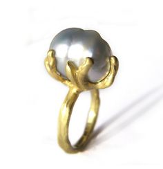 South Sea Pearl Ring in 18 karat gold Unusual Rings Pearl, Luxury Elegant Baroque Pearl Rings, Statement Ring Pearl, Luxury Handmade Oval Pearl Ring, Luxury Unique Pearl Rings, Unique Luxury Hallmarked Pearl Ring, Luxury Heirloom Pearl Ring, Luxury Modern Pearl Ring, Sculpture Rings