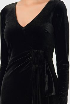 Tessuto : Tessuto: velluto allungato
 La lunghezza predefinita e le maniche mostrate nelle immagini, tuttavia possono essere personalizzate secondo le preferenze del cliente
 Il modello è 5'11 e indossa dimensioni piccole Velvet Maxi Dress, Velvet Maxi, Stretch Velvet, Linen Shop, Social Events, British Indian, Guinea Bissau, Mozambique, Bosnia And Herzegovina