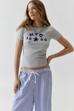 Cute Outfits For Nyc, Baby Tee Outfit Aesthetic, Baby Tees Outfit, Baby Tees Aesthetic, Thrifted Tops, Cute Baby Tees, Urban Outfitters Outfit, Baby Tee Outfit, Urban Outfiters