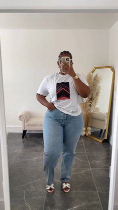 Plus Size Bowling Date Outfit, Bootleg Jeans Outfit Plus Size, Streetwear Fashion Black Women Plus Size, Basic Jean Outfits, Jean Outfits Plus Size, Comfy Summer Outfits Plus Size, Plus Size Baddie Outfits Casual, How To Style Jeans