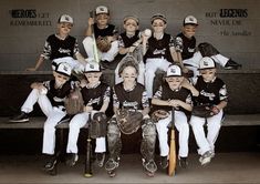 Softball Team Picture Ideas, Baseball Team Photoshoot, Baseball Team Photoshoot Ideas, Baseball Team Photo Ideas, Baseball Team Poses, Sport Team Photoshoot Ideas, Softball Team Poses, Baseball Pictures Ideas, Team Baseball Picture Ideas